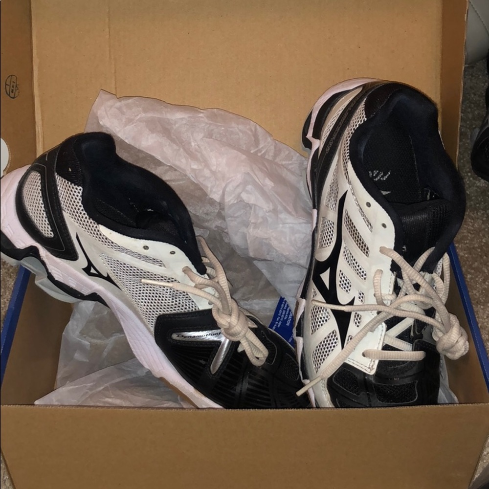 Mizuno volleyball shoes
